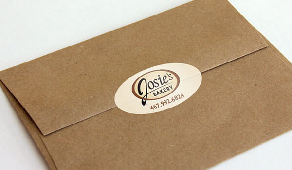 Naklejka na szarą kopertę z logo firmy